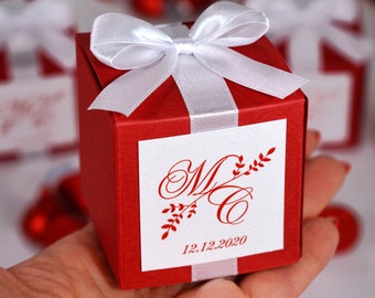 Rote Hochzeit Monogramm Bonbonniere. Personalisierte Zugunsten-Box mit Satin-Band Schleife und benutzerdefinierte Tag. Elegante Hochzeit begünstigt Boxen für Gäste
