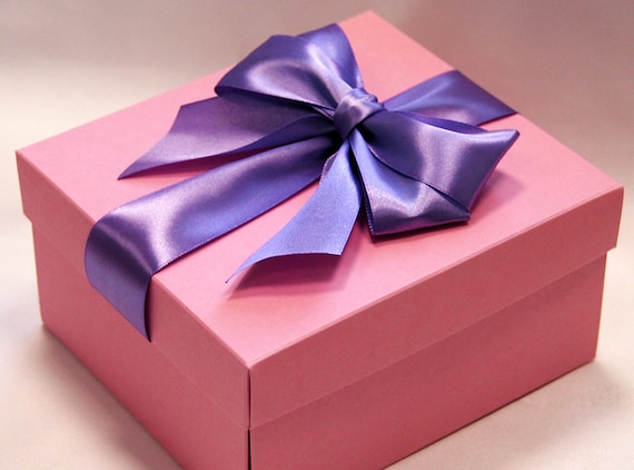 Elegante caja de regalo con cinta de satén y gran lazo doblado Rosa y  lavanda cajas de favores de boda -  España