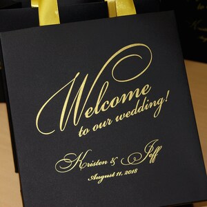 30 zwart en goud gepersonaliseerde welkomsttassen voor bruiloften met handvatten van satijnen lint en uw namen, elegante huwelijksgeschenken en gunsten voor gasten