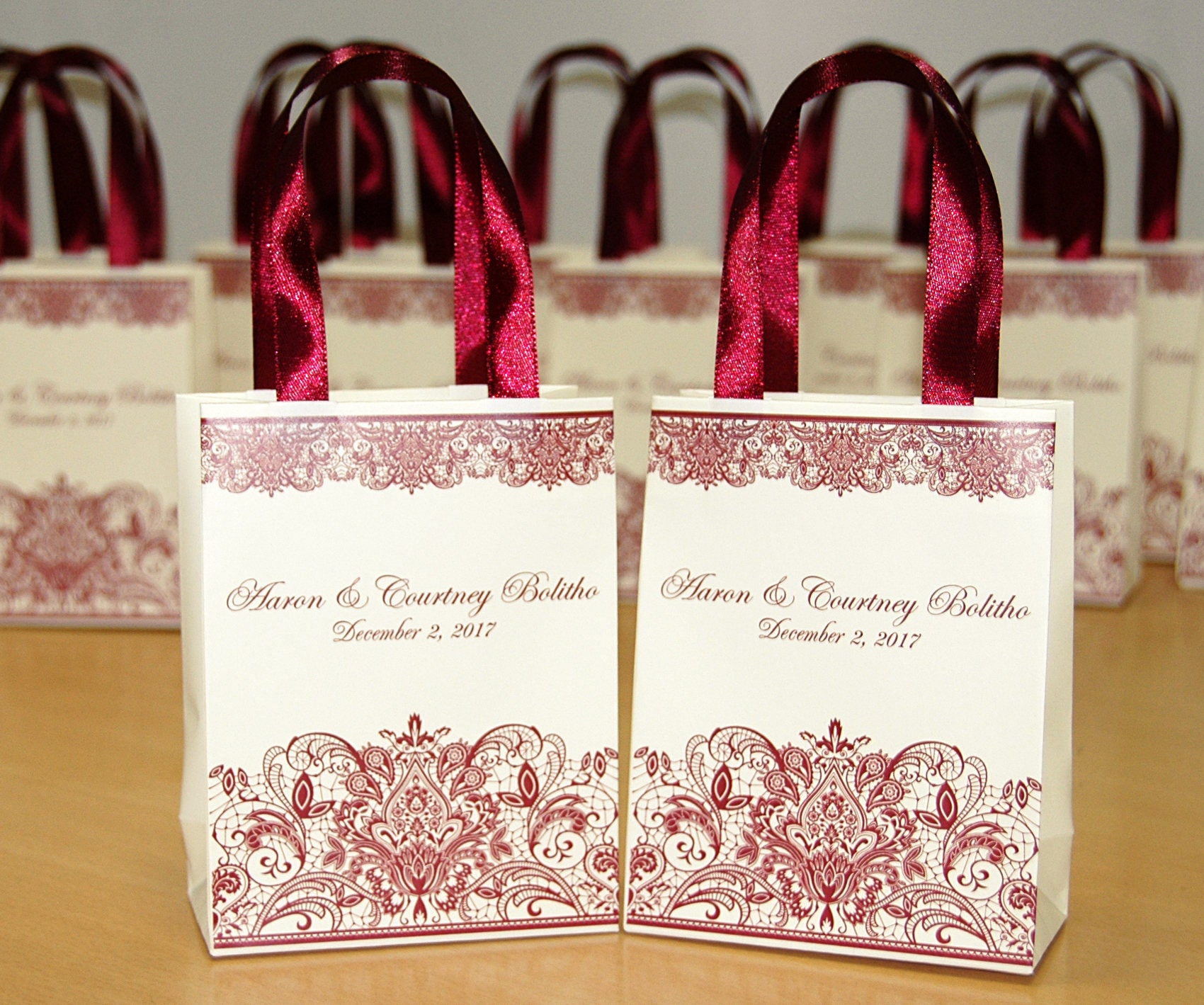 Bolsas de papel para regalos: kit de 20 bolsitas para regalos de papel de  colores con asas y 25 bonitas pegatinas – cumpleaños infantiles y regalos
