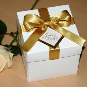 Gold Hochzeit Gunsten Boxen mit Satinband, Schleife und Tag, Hochzeit Gefälligkeiten Feld mit Namen, personalisierte Gastgeschenke Hochzeit Box, Hochzeit-box