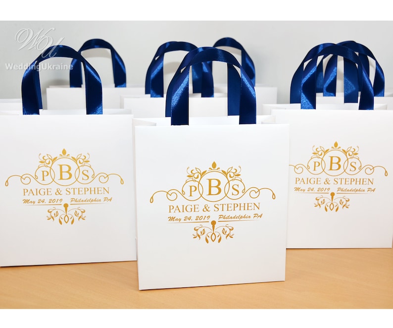 Elegant personalized wedding gifts and favors for guests 25 Navy Blue /& Gold wedding monogram bags with satin ribbon handles and your names