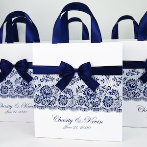 20 Chic Marine blau Hochzeit Geschenktaschen satin Band Griffe, Schleife und Namen, elegante personalisierte Hochzeit Willkommen Gefälligkeiten für Gäste
