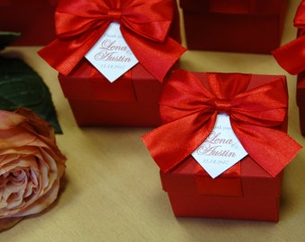 Rote Hochzeits-Bonbonniere, Hochzeitsbevorzugungsbox mit Satinbandschleife und Ihren Namen, elegantes personalisiertes Geschenk oder Bonbonniere für Hochzeitsgäste