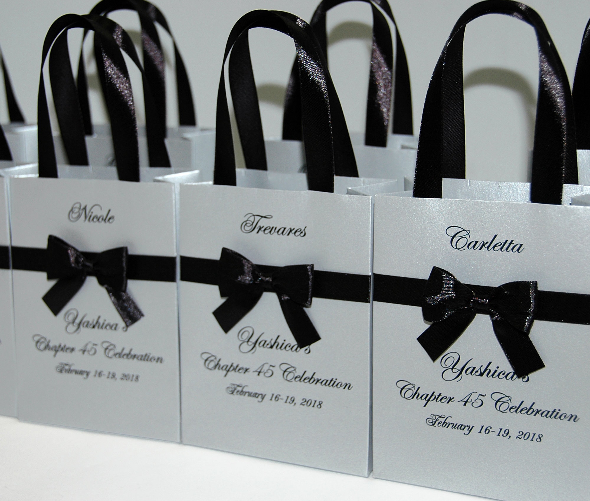 Personalisierte Geburtstagsgeschenktüten für Gastgeschenke, Kapitel 45, Elegante Willkommenstasche mit Satinbandschleife und individuellen Namen