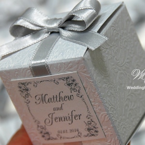 Bonbonnière de mariage Boîte de faveur avec noeud en argent Boîte à bonbons blanche avec ruban de satin, noeud et noms Faveurs personnalisées blanches et argentées pour les invités