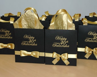 25 zwart / goud Birthday Party geschenk zakken met satijn lint boog en de naam van de aangepaste, gepersonaliseerde verjaardag partij gunsten zakken voor gasten