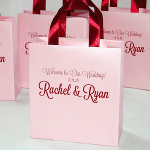 35 licht roze & Bourgondië bruiloft Welkom zakken met satijnen lint handgrepen en aangepaste namen, elegante gepersonaliseerde bruiloft gunst voor gasten