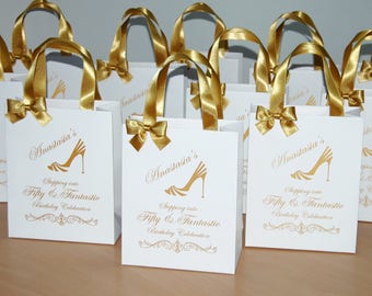25 verjaardagstassen met gouden satijnen linthandvatten, strik en uw naam Gepersonaliseerde Fifty and Fabulous Gunstzakjes, Elegante papieren tas voor gasten