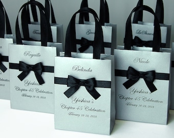 Personalisierte Geburtstagsgeschenktaschen für Gastgeschenke, Kapitel 45, Elegante Willkommenstasche mit Satinbandschleife und namen