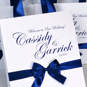 20 elegante Hochzeit Willkommen Taschen mit Marine blau Satin Band Griffe, Bogen und Namen, personalisierte Hochzeitsgeschenke und Gefälligkeiten für Gäste