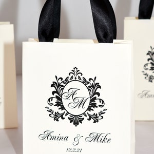 30 Monogram Wedding Welcome Bags met satijnen lint handgrepen en namen. Elegante gepersonaliseerde geschenken en gunsten voor uw bruiloftsgasten