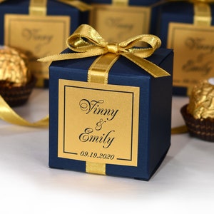 Boîtes de cadeaux de mariage bleu marine pour les invités. Élégante bonbonnière de mariage. Bonbonnière personnalisée avec noeud en ruban de satin doré et étiquette personnalisée.