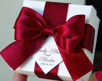 Hochzeit Gunsten Boxen personalisiert mit Burgund SatinBand, Schleife und Ihre Namen, elegante personalisierte Hochzeit Gunsten Box für Gäste