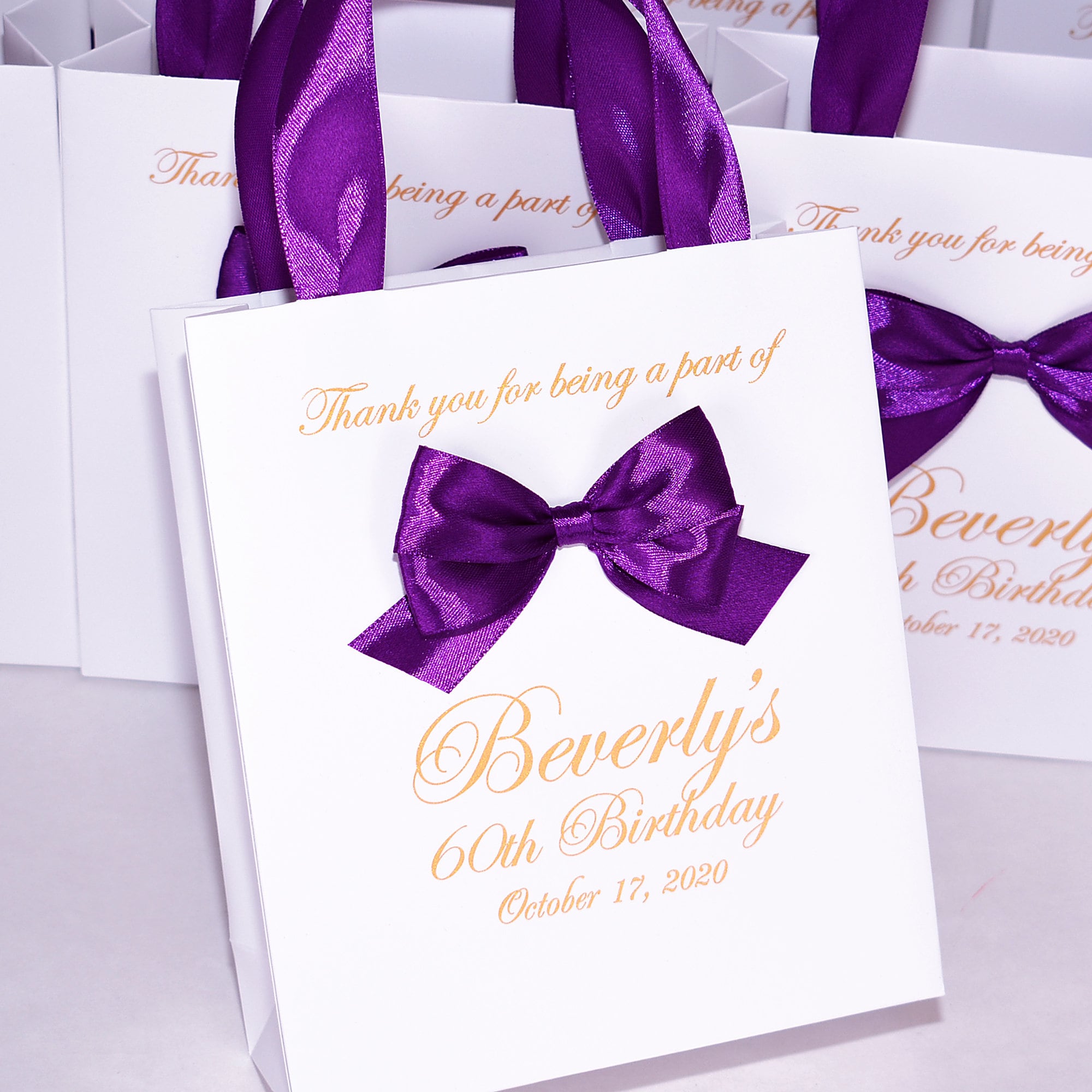 35 Geburtstag Geschenktaschen mit lila SatinBand Griffe, Schleife und Gold Druck, elegante personalisierte 60. Geburtstag, Jubiläumsparty begünstigt