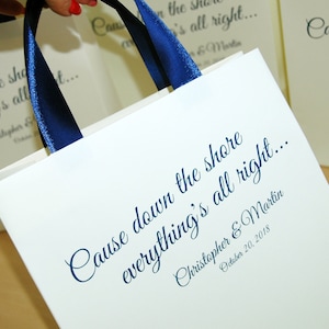 30 bruiloft Welkom tassen met satijnen lint handvatten en aangepaste afdrukken, elegante marineblauw gepersonaliseerde geschenk zakken voor bruiloft gunst voor gasten