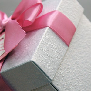 Personalized Wedding favor gift box with names - White textured box with satin ribbon, bow and custom tag - Any color of ribbon is possible