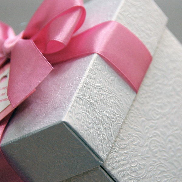 Gepersonaliseerde geschenkdoos bedankje met namen - Witte doos met textuur met satijnen lint, strik en aangepast label - Elke kleur lint is mogelijk