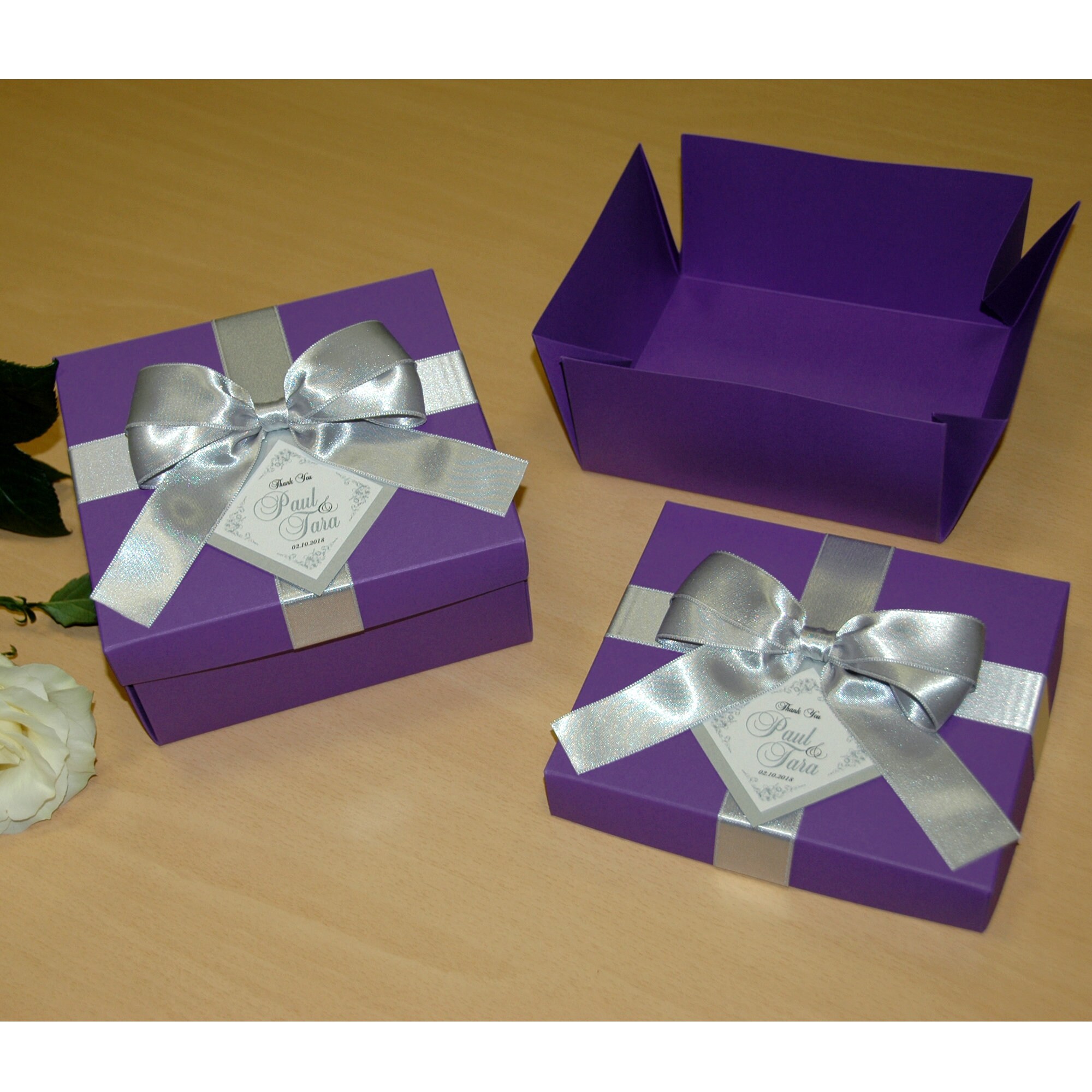 50 Fiocchi In Raso Con Perla Centrale Bianca 5cm - Viola - Per Bomboniere E Confezioni Regalo