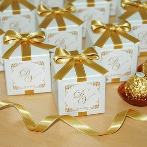 Boîte de bonbons de mariage bonbonnière Avec nœud en or Boîte à bonbons blancs avec ruban de satin, nœud et noms Faveurs personnalisées pour les invités du mariage
