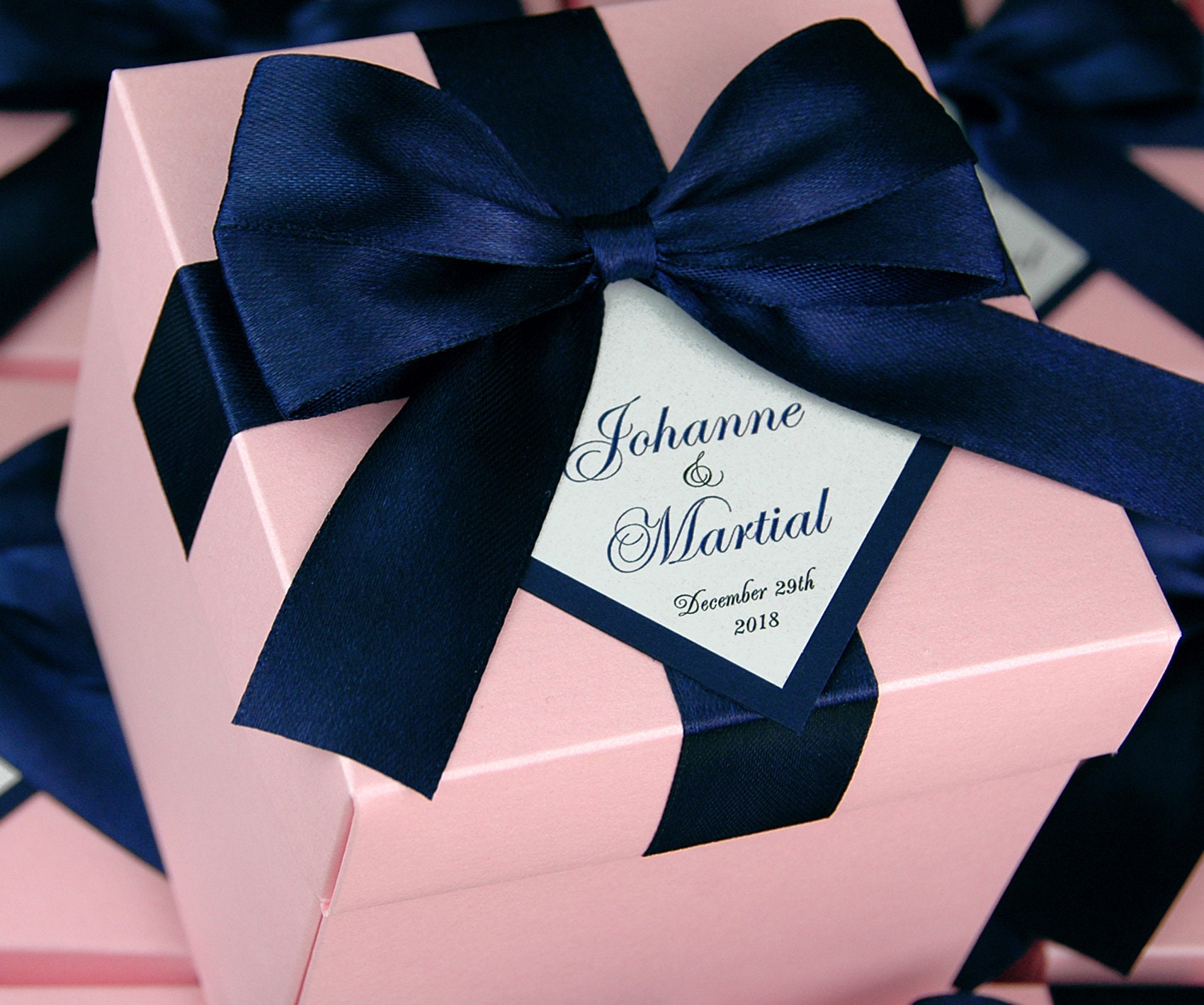 75 Hochzeit Geschenkboxen mit dunkelblauem Satinband, Schleife und benutzerdefiniertem Anhänger, personalisierte hellrosa Hochzeit Willkommensboxen für Bevorzugungen für Gäste