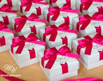 Elegant presentask med satinband, rosett och namn - Vit och Rosa - Anpassade personliga bröllopspresentaskar