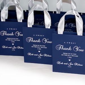 35 Navy Blue &Silver Wedding Favor Tassen met satijnen lint handgrepen. Een lieve dank u gunst. Elegante gepersonaliseerde cadeautassen voor feestgasten