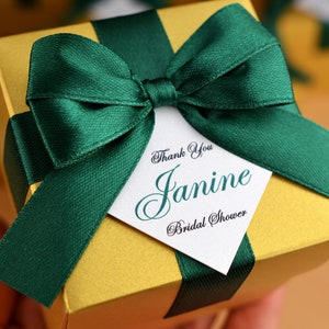 Schicke Gold-Gastboxen mit Satinbandschleife und Wunschanhänger, Brautdusche Bonbonniere, Elegante personalisierte Gastsüße-Bonbonniere mit Ihrem Namen