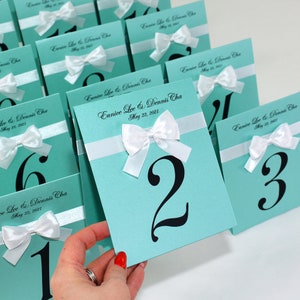 Numeri da tavolo per matrimoni color menta con fiocco in nastro di raso e nomi, Colazione da Tiffany Segni numerici da tavolo Carte da tavolo Numeri da tavolo in tenda