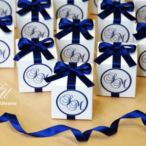 Elegante caja de favor de boda con arco de cinta de satén y etiqueta personalizada - Azul personalizado boda favor cajas de caramelo para los invitados