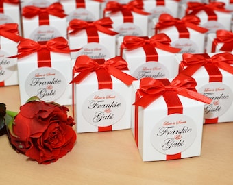 Rote Hochzeit Bonbonniere mit Satinband, Schleife & benutzerdefinierte Tag, personalisierte Hochzeit zugunsten Boxen für Süßigkeiten oder kleine Geschenke für Ihre Gäste