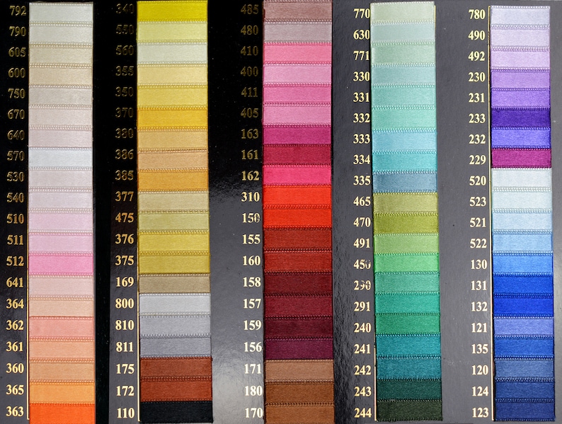Puede incluir: Una carta de colores de muestras de cinta con n&uacute;meros que corresponden a cada color. Los colores van del blanco al negro, con tonos de rosa, rojo, naranja, amarillo, verde, azul, morado y gris.