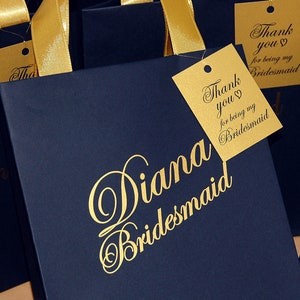 Marineblauwe en gouden gepersonaliseerde cadeauzakjes voor bruidsmeisjes, tas bruiloftsfeestje met satijnen lint handvatten en aangepaste naam, elegant bedankje voor gasten