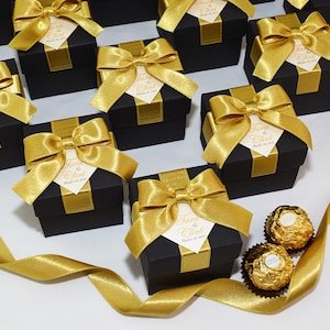 Zwart & Goud bruiloft gunst geschenkdoos met satijnen lint, strik en uw namen, unieke gepersonaliseerde bruiloftsbonbonniere in Gatsby-stijl voor gasten