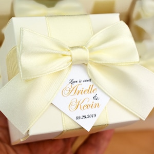 Elfenbein Hochzeit Hochzeit Gunsten Boxen mit SatinBand Schleife und benutzerdefinierte Tag, elegante personalisierte Hochzeit Gunsten Süßigkeiten Box, Bonbonniere für Gäste