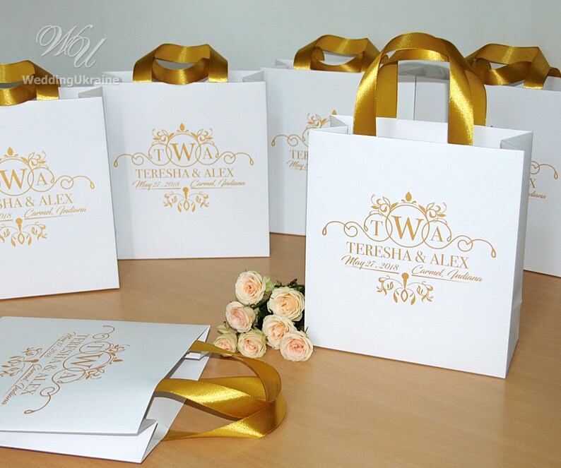 Elegant personalized wedding gifts and favors for guests 25 Navy Blue /& Gold wedding monogram bags with satin ribbon handles and your names