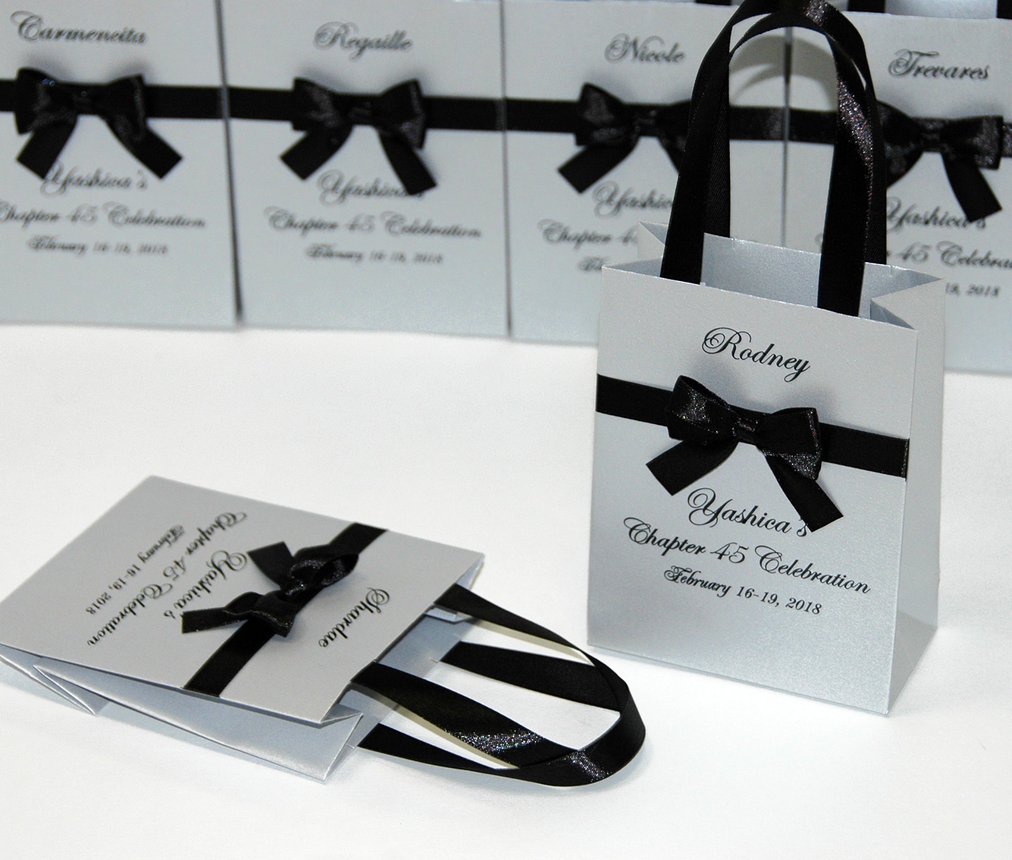 Personalisierte Geburtstagsgeschenktüten für Gastgeschenke, Kapitel 45, Elegante Willkommenstasche mit Satinbandschleife und individuellen Namen