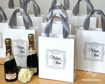 Borse di benvenuto da sposa grigie per gli ospiti con nastro di raso d'argento e tag personalizzato Eleganti sacchetti di carta per i tuoi regali di nozze e bomboniere