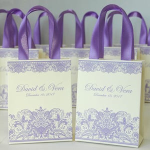 30 Ivory and Lavender wedding Bags with satin ribbon, print lace & custom names - Personalized Wedding Party gift bags for favors for guests