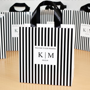 30 sacs de bienvenue de mariage personnalisés avec poignées en ruban de satin et initiales, élégants sacs en papier noir et blanc pour la faveur de mariage pour les invités