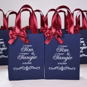 30 Navy Blue Hochzeit Willkommen samttasche mit Burgund satin Band Griffe, Schleife und Silber Namen, elegante Hochzeit Partei Gunsten Tasche für Gäste
