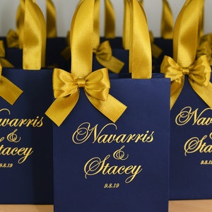 25 Navy Blue & Gold Hochzeit Willkommen Taschen mit Satinband Griffe, Schleife und Namen, elegante personalisierte Hochzeit Partei Gefallen für Gäste