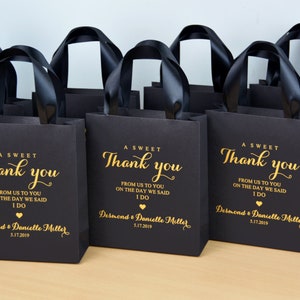 35 zwarte en gouden bedankzakjes met satijnen linthandvatten en aangepaste namen, een lief bedankje. Gepersonaliseerde cadeauzakjes voor gasten