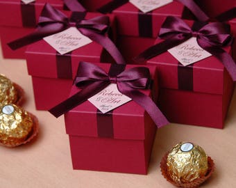 Weinrote Hochzeit Bonbonniere, Hochzeitsboxen mit weinrotem Satinband und personalisiertem Blush Tag Elegante Hochzeit Gastliebe Candy Box