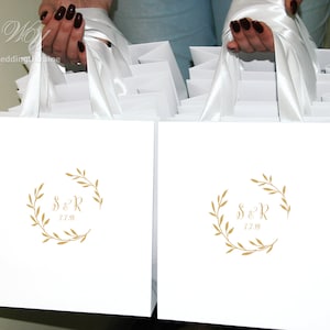 30 Gold wedding monogram welcome bags with satin ribbon handles and your initials, Elegant personalized Wedding gifts and favors for guests