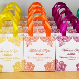 30 Mehendi Night gift bags with satin ribbon & your names, Personalized gifts for guests, Mehndi design, Henna Sangeet Indian Wedding favors