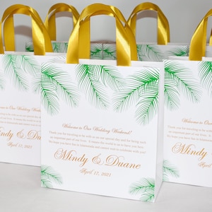 30 tropische Hochzeit Willkommen Taschen mit goldenen Satin Band Griffe, Palmblätter und Namen. Elegante personalisierte Strand Hochzeit Gefälligkeiten für Gäste