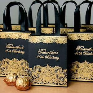 30 Zwart &Gold Verjaardagsfeest cadeautassen met satijnen lint handgrepen en aangepaste naam Gepersonaliseerde Verjaardagsfeest cadeau en gunsten voor gasten