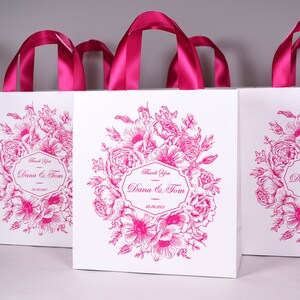 30 Pink Wedding Welcome tassen, Gepersonaliseerde Gift Bag met satijnen lint handvatten en aangepaste print, bloemen en uw namen, Gunsten voor gasten