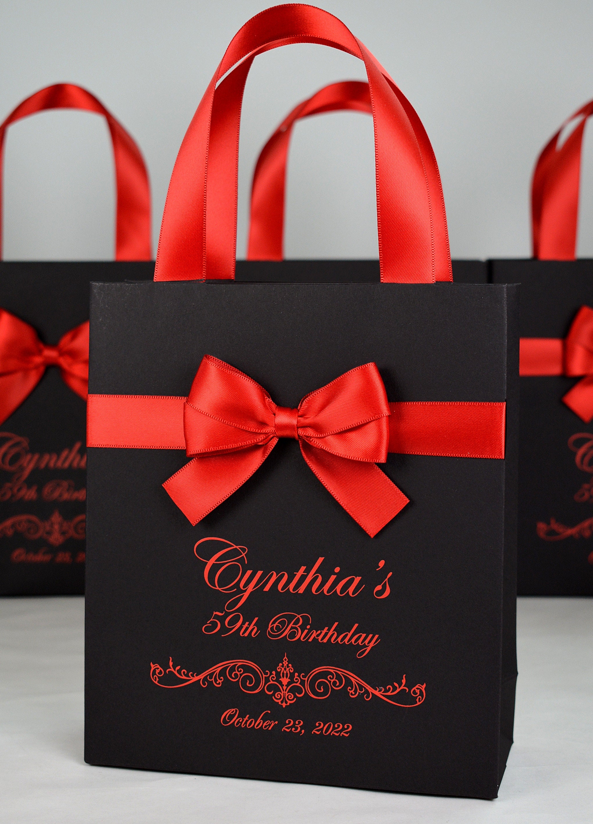 20 sacchetti regalo di compleanno per bomboniere per gli ospiti Borsa di  benvenuto personalizzata per la festa di compleanno con manici in nastro di  raso rosso, fiocco e il tuo nome 